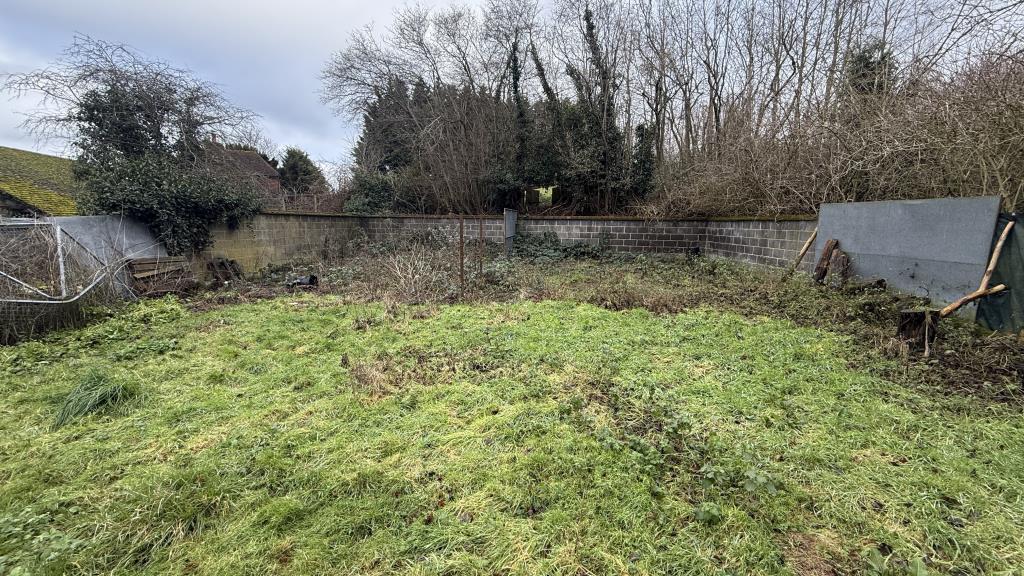 Lot: 76 - 0.28 ACRE SITE WITH RESIDENTIAL DEVELOPMENT OPPORTUNITIES - Section of rear garden